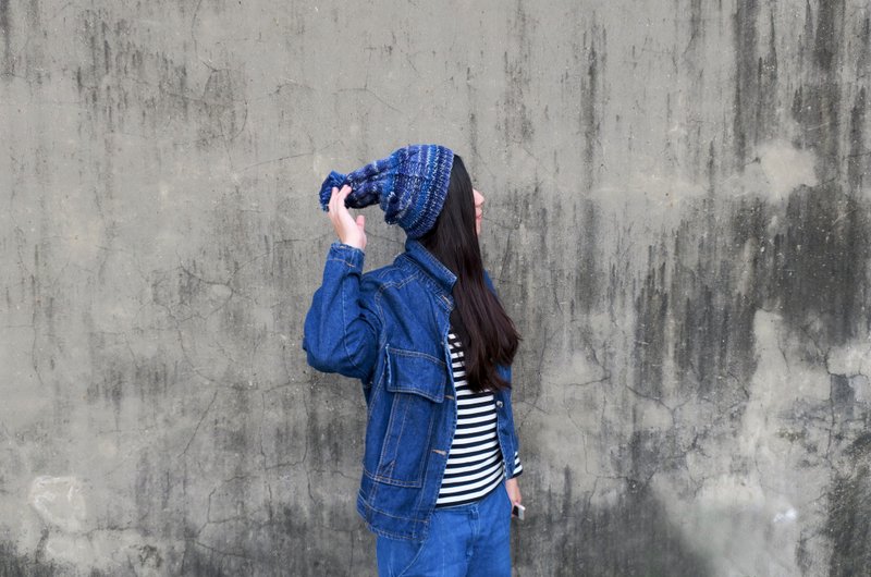 阿母100%的手作帽-麻花编织毛球帽-牛仔蓝Ｘ亮晶晶渐层毛线/圣诞节/礼物 - 帽子 - 羊毛 蓝色