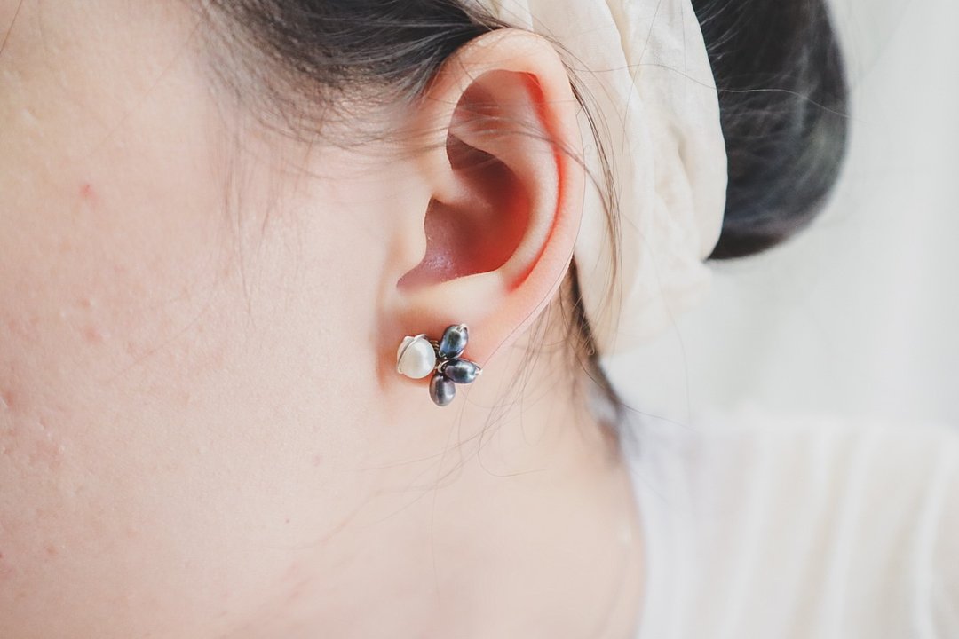 Handmade Pearl stud earrings - 耳环/耳夹 - 珍珠 多色