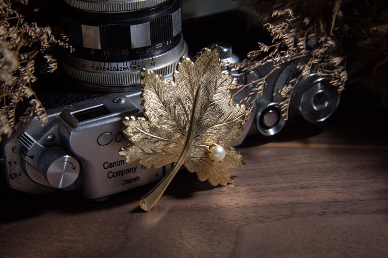 【古董饰品/西洋老件】美国Sarah Coventry 枫叶造型古董胸针 - 胸针 - 其他金属 金色