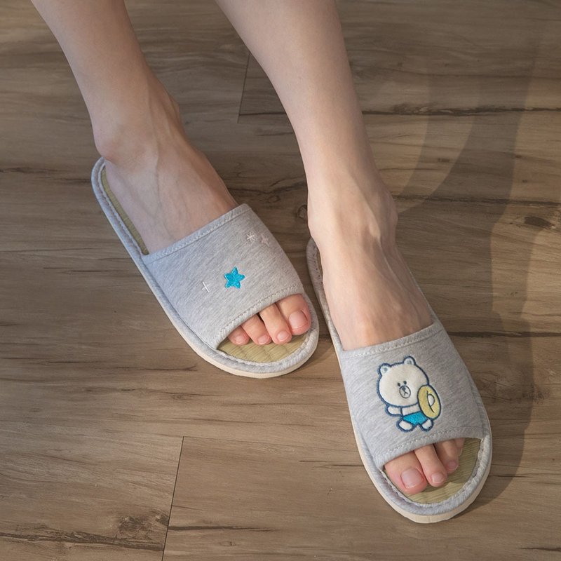 LINE FRIENDS 熊大假期蔺草室内拖鞋 (M/L/XL) -宁静灰 - 室内拖鞋 - 棉．麻 灰色