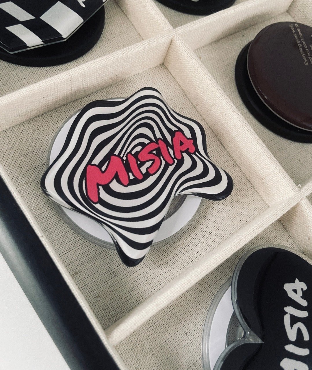 【MISIA】 限量漩涡磁吸式气囊支架-软塑 - 手机座/防尘塞 - 压克力 