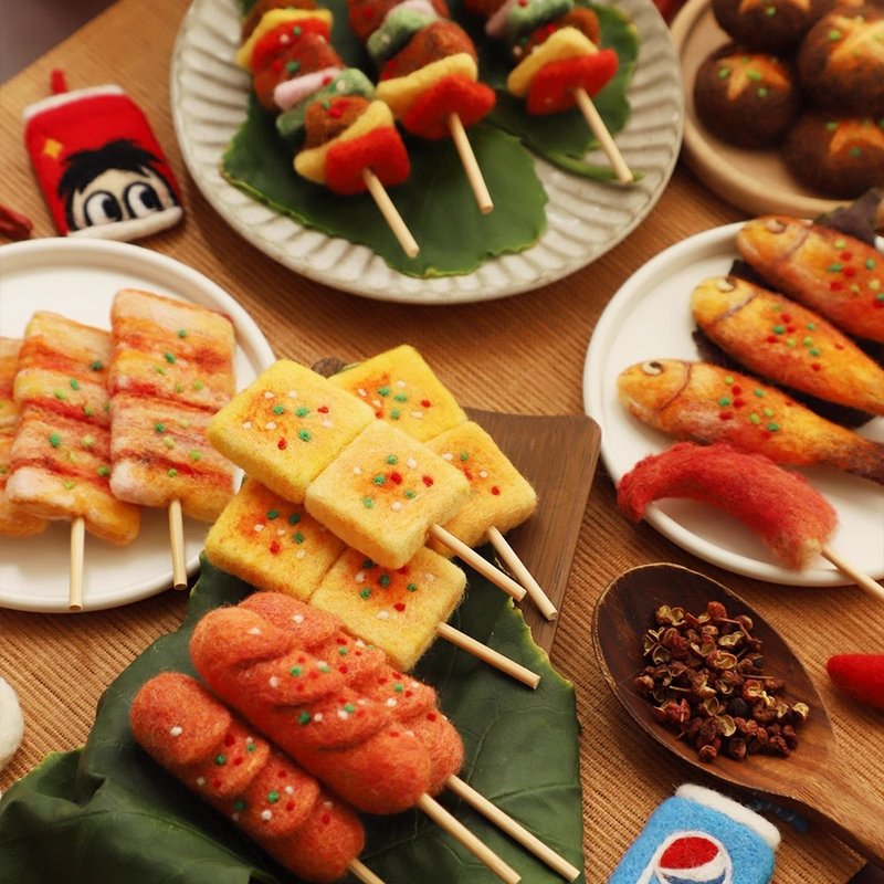 羊毛氈手作 燒烤系列 烤魚烤串五花肉 手工胸針/別針/髮夾/磁鐵 - 胸针 - 羊毛 白色