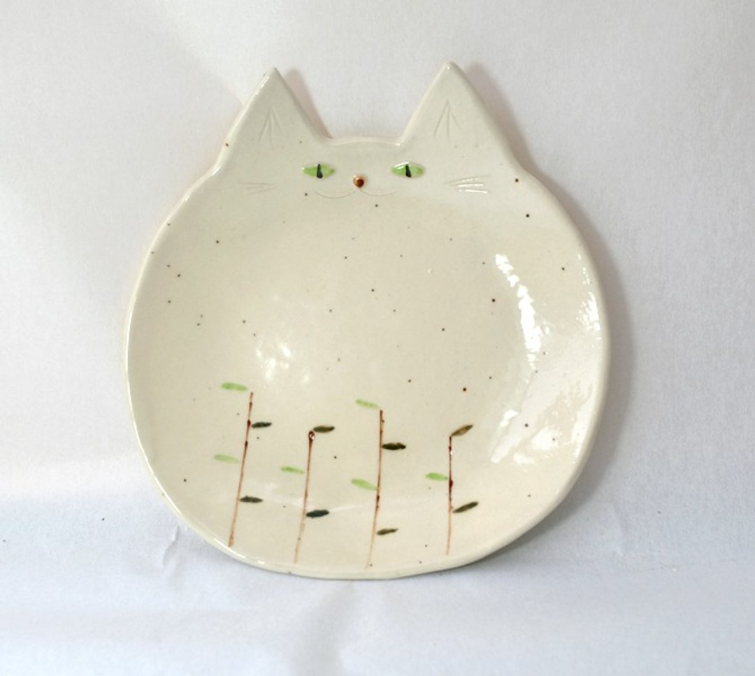A dish with grass on the belly of a cat - 盘子/餐盘/盘架 - 陶 白色