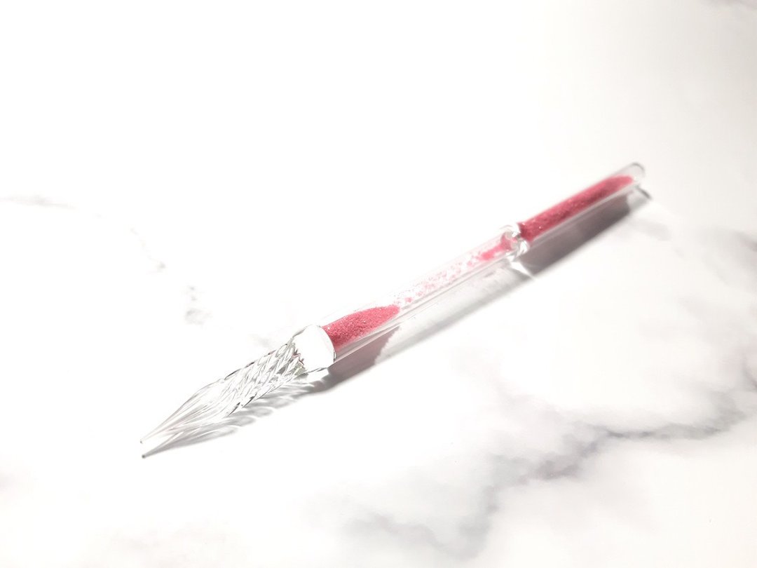 记忆 / 沙漏系列 / 沾水笔 / 琉璃笔 / 玻璃笔 / 桃花粉 - 蘸水笔 - 玻璃 粉红色