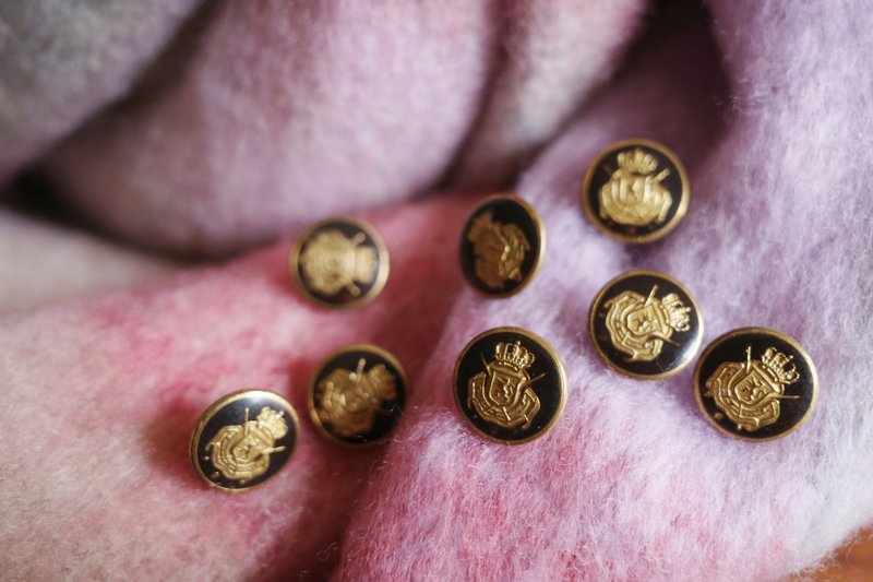 古董黑金双色塑料皇冠皇室宫廷钮扣 全部一起卖 - 其他 - 其他金属 金色