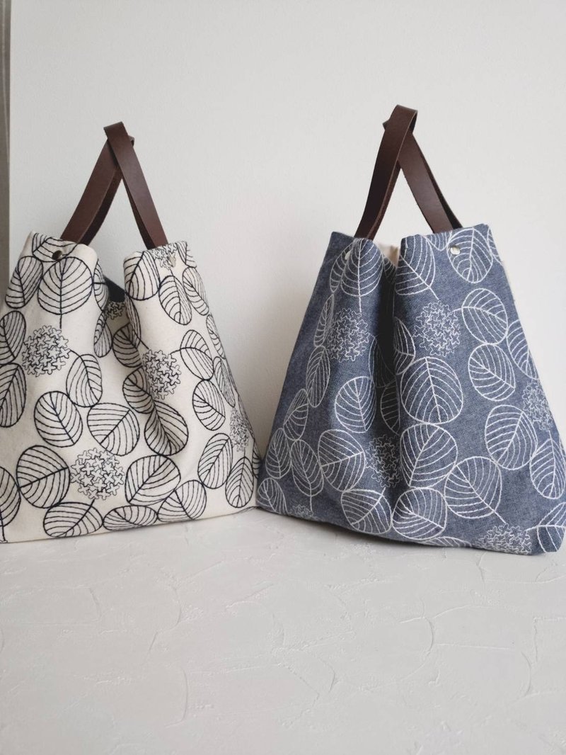 现货!【BVE/背心提袋(小)】日本刺绣布 圆叶与绣球 生成白 单宁蓝 - 手提包/手提袋 - 棉．麻 蓝色