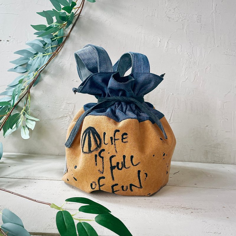 手工制作涂鸦牛仔拼接手提斜背两用水桶包 - 手提包/手提袋 - 棉．麻 