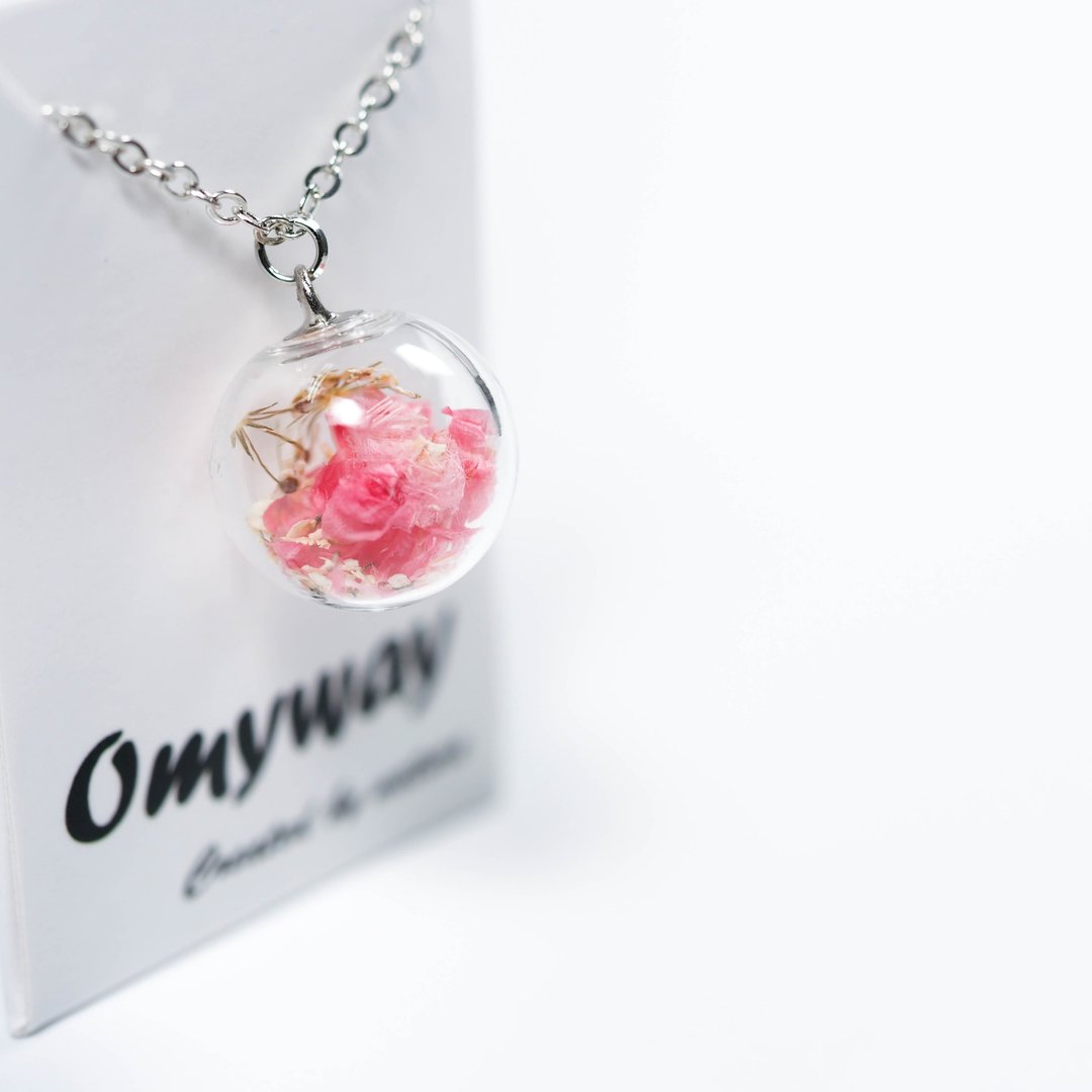 爱家作-OMYWAY日本粉红小菊干花永生花玻璃球饰物颈链1.4cm - 颈链 - 玻璃 白色