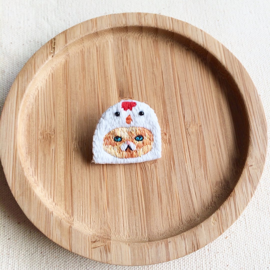 手作刺绣*公鸡头套橘子猫刺绣别针 - 胸针 - 绣线 白色