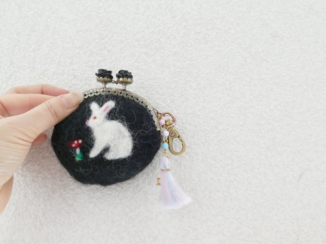 Wool felt gypsy rabbit flower mouthpiece black - 化妆包/杂物包 - 羊毛 黑色