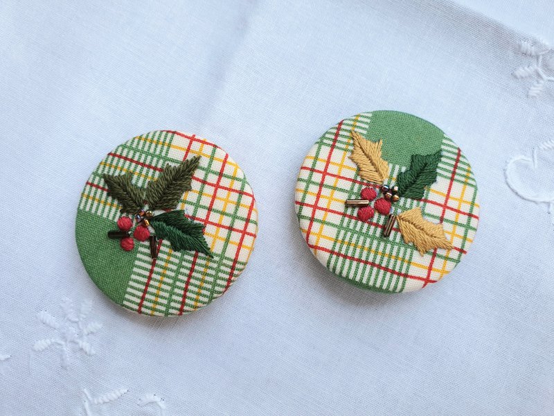 手工刺绣圣诞红别针/绿/金黄 - 胸针 - 绣线 