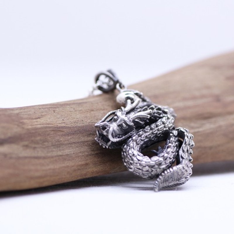 大型龙形银质坠饰 / 925 纯银 - 项链 - 纯银 银色