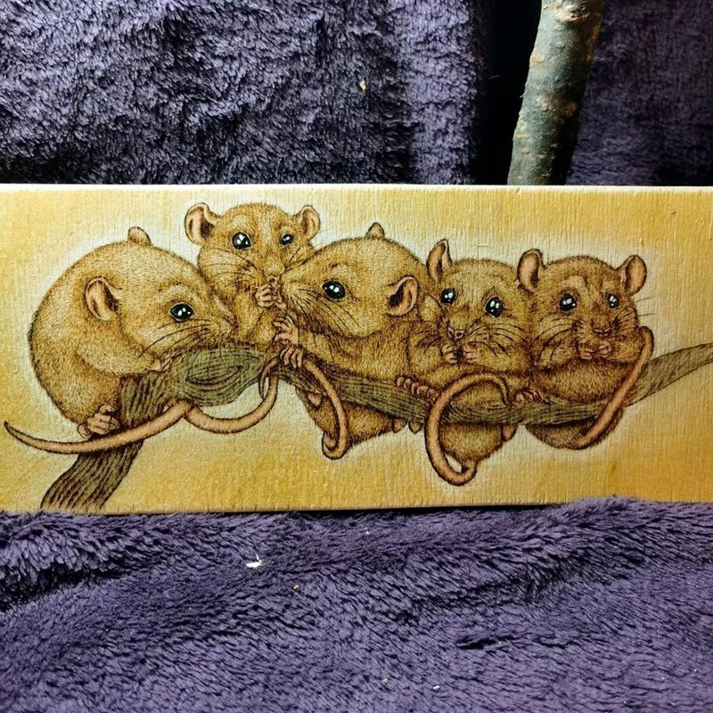Woodburning mice on a branch - 墙贴/壁贴 - 木头 咖啡色