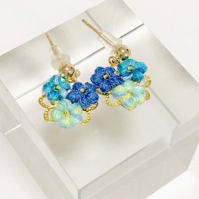 Crochet flower dangle earring - 耳环/耳夹 - 绣线 蓝色