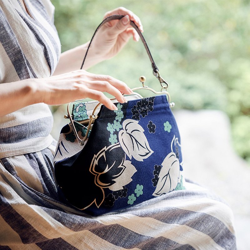 横式多用口金包 藤蔓 【日本制】手提包 Frame Bag - 手提包/手提袋 - 棉．麻 蓝色