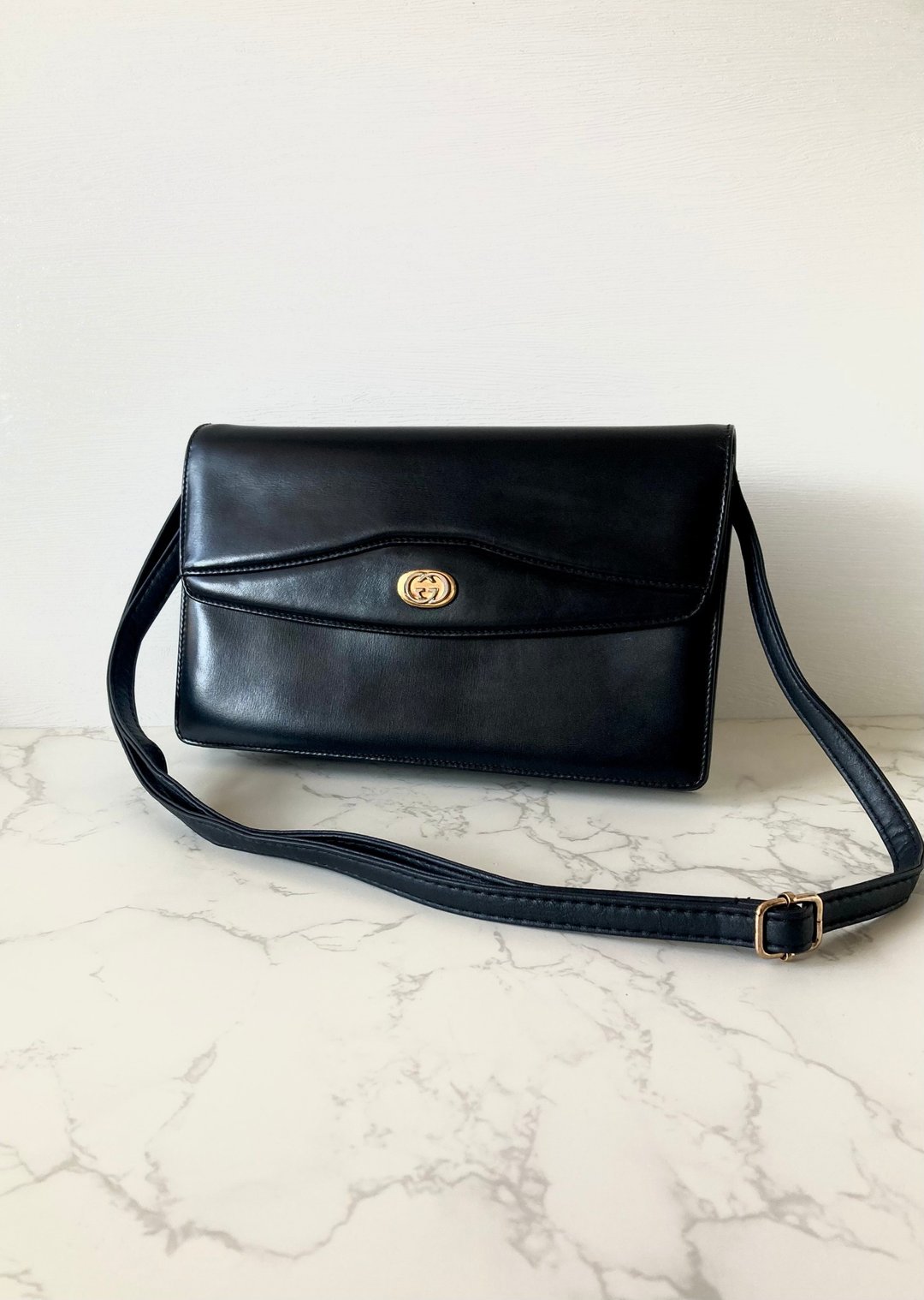 【LA LUNE】稀有中古二手Gucci黑色金扣皮革腋下侧背包斜背孭手袋 - 侧背包/斜挎包 - 真皮 黑色