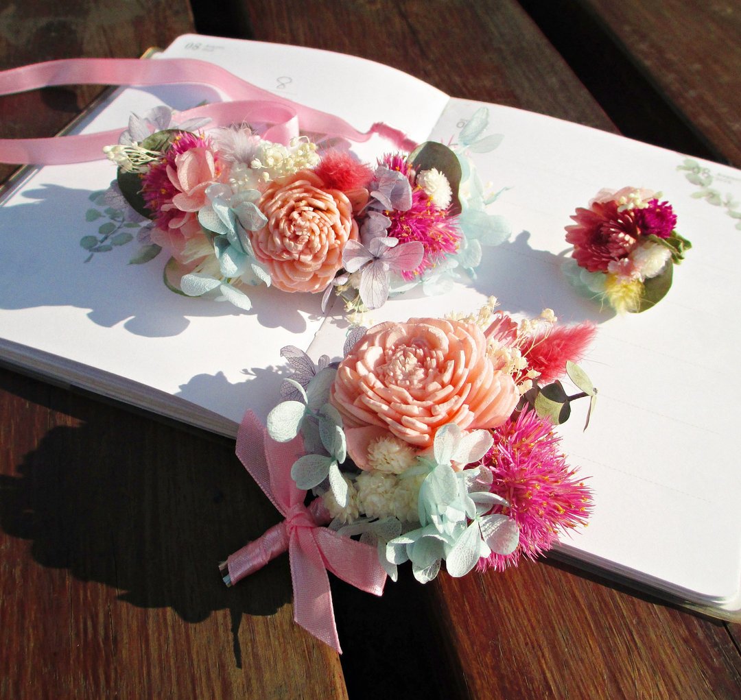❤【柔情似水──婚礼手腕花/胸花/戒指】❤(套组优惠价)干燥花 不凋花 手腕花 手环 胸花 胸针 戒指 绣球花 玫瑰 婚摄 外拍 婚礼小物 新娘 伴娘 自助婚纱 - 手链/手环 - 其他材质 