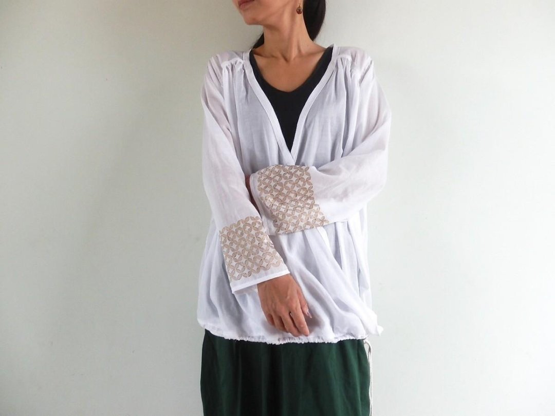 Cache-coeur blouse with cloisonne pattern - 女装上衣 - 棉．麻 