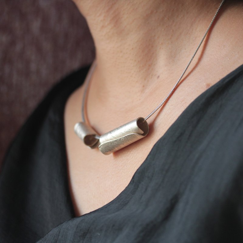 Silver necklace with two handmade wrapped rolls with textured surface (N0069) - 项链 - 银 银色