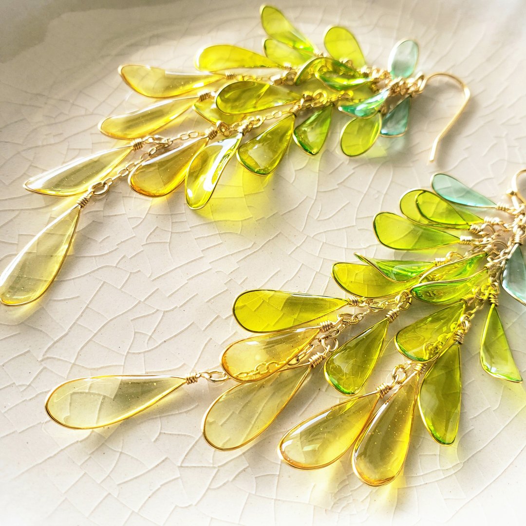 yellow-green gradation fringe pierced or clip-on earrings - 耳环/耳夹 - 树脂 黄色