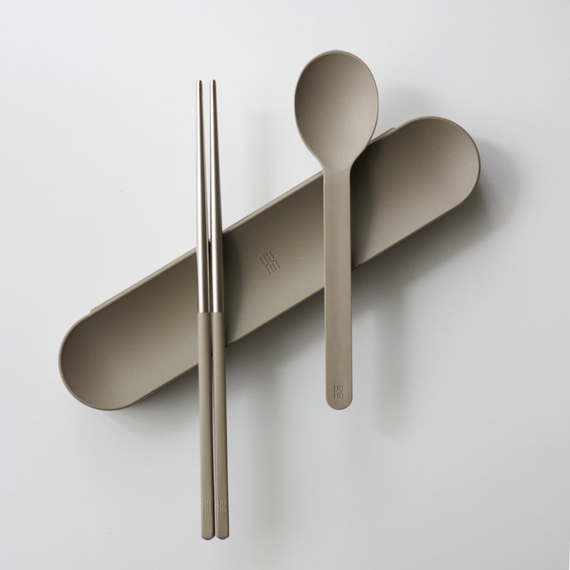 健康于筷 台湾制 TOGO餐具组 浅咖(短款筷子、汤匙、外出盒) - 餐刀/叉/匙组合 - 不锈钢 咖啡色