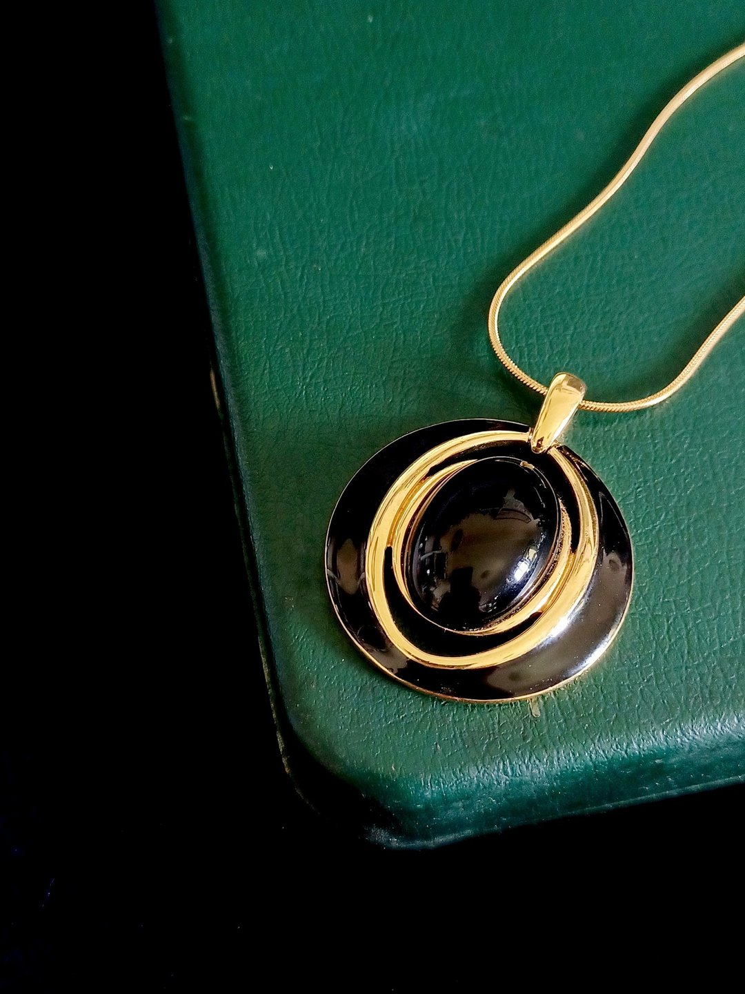 vintage jewelry Trifari 现代风格珐琅和树脂吊坠 项链 - 项链 - 其他金属 