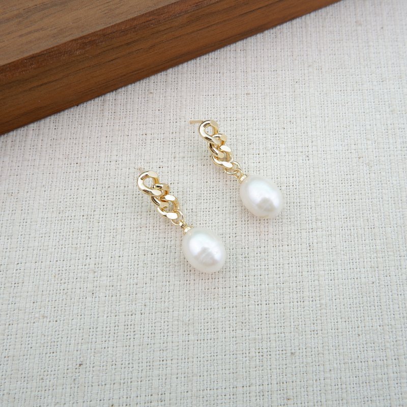Freshwater Pearl Post  Earring - 耳环/耳夹 - 珍珠 白色