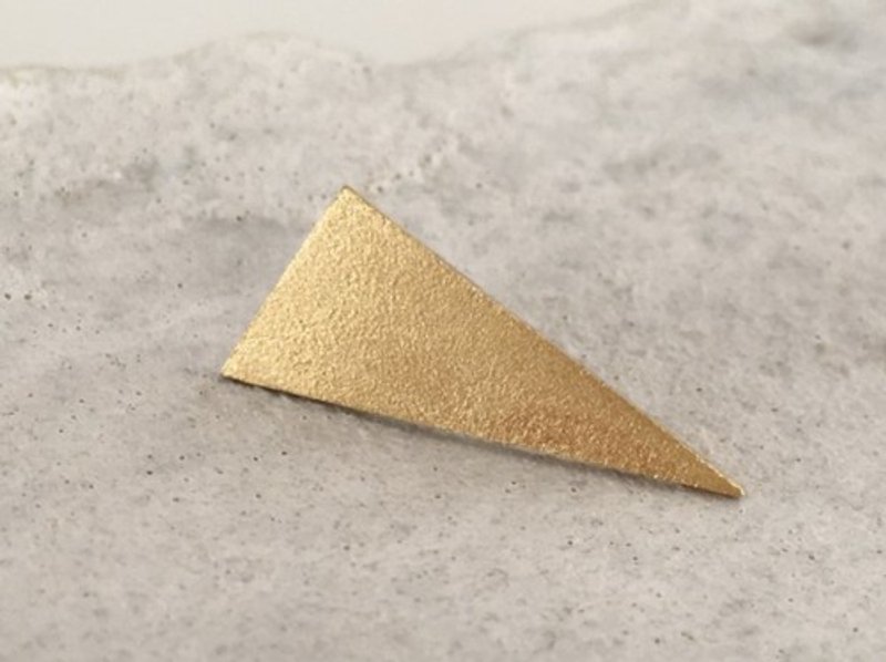 Sandy Triangle Pin Broach ◇ Triangle Brass Pin Badge / Titac 2 - 胸针 - 其他金属 