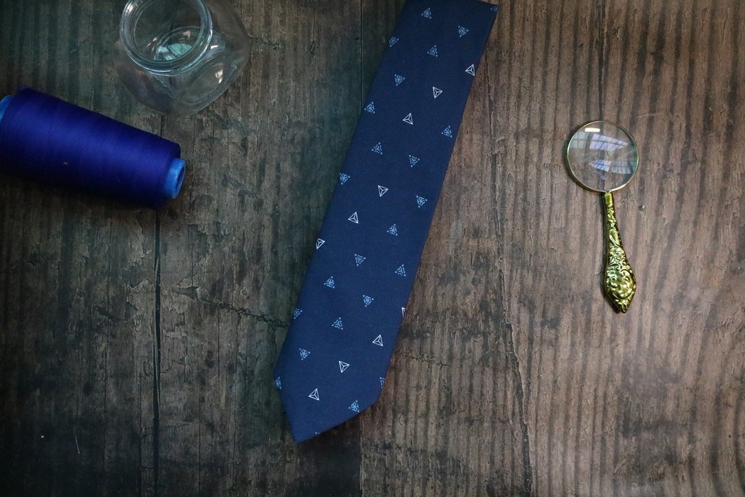 深藍色三角形圖騰領帶學院風窄版Neckties - 领带/领带夹 - 聚酯纤维 蓝色