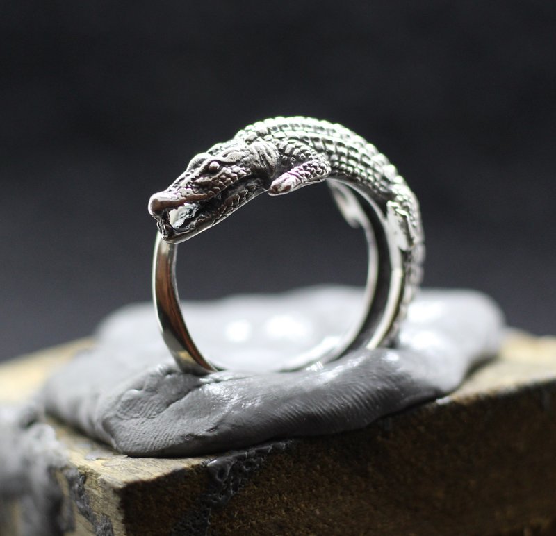 造型为鳄鱼的银质可调式戒指。鳄鱼造型 - 戒指 - 纯银 银色