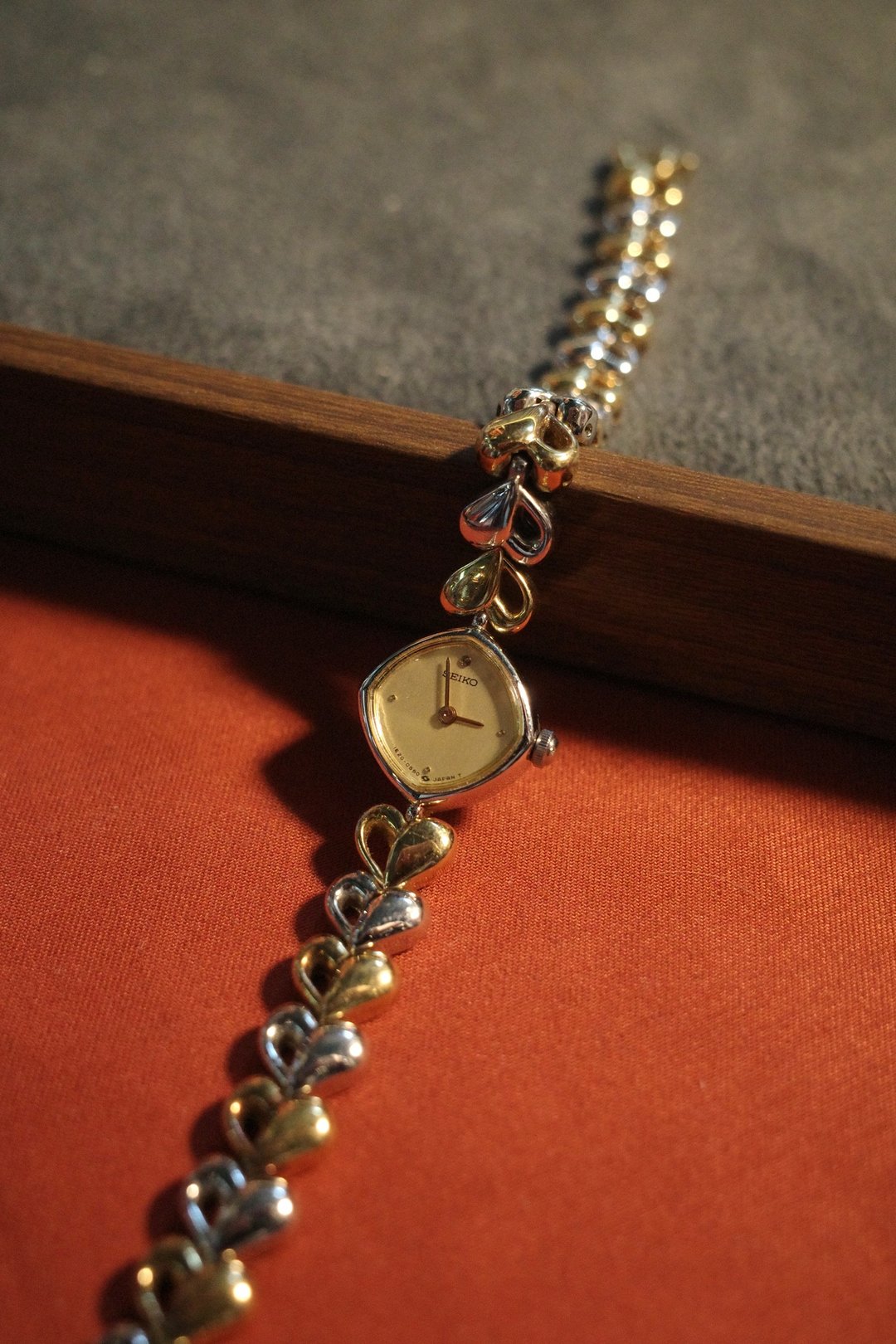 母亲节礼物 Seiko TwoTone Rhombus with Heart Quartz Watch - 女表 - 其他金属 金色