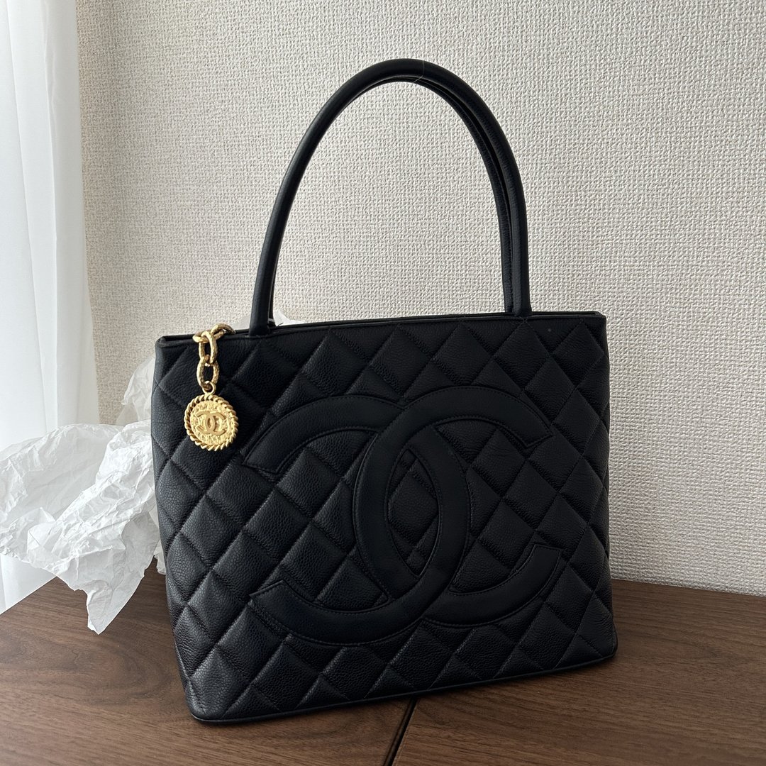 CHANEL 香奈儿 Silver Coin Hilton 鱼子酱皮托特包 - 侧背包/斜挎包 - 尼龙 黑色