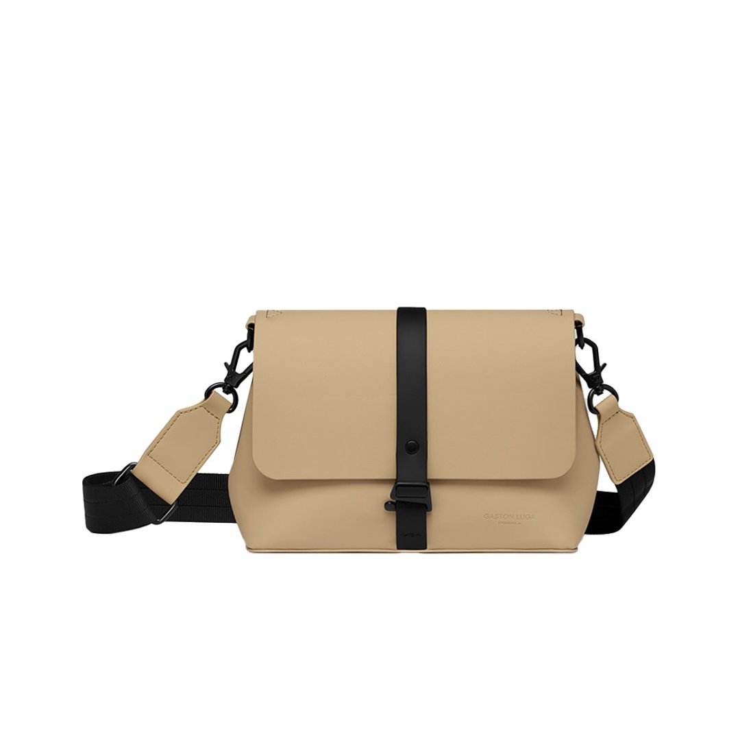 GASTON LUGA Splash Crossbody Bag斜肩/侧背包-拿铁色【现货】 - 侧背包/斜挎包 - 其他材质 卡其色