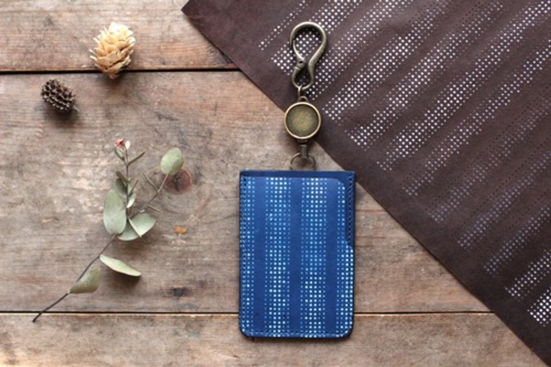 Indigo dyed leather [migaki] IC card pass case with reel [Edo komon/enkaku] - 名片夹/名片盒 - 真皮 