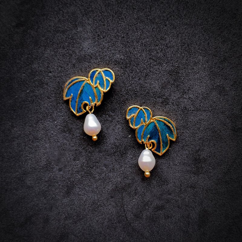 【手作】孔雀羽毛 点翠工艺 珍珠葡萄耳钉【可改耳夾】——暮藤 - 耳环/耳夹 - 铜/黄铜 