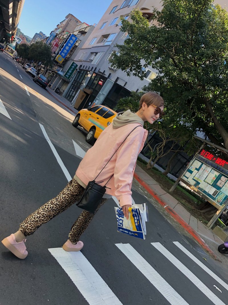 落肩教练外套-粉 - 女装休闲/机能外套 - 聚酯纤维 粉红色