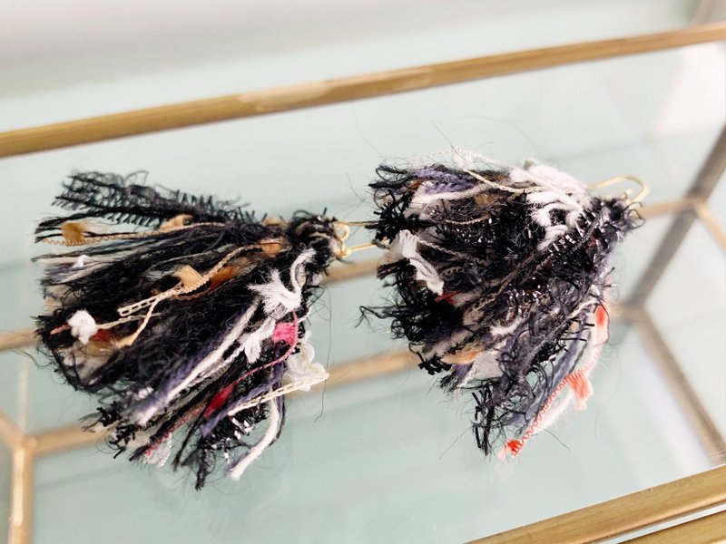 Soft and colorful tassel earrings or Clip-On 9 - 耳环/耳夹 - 棉．麻 黑色
