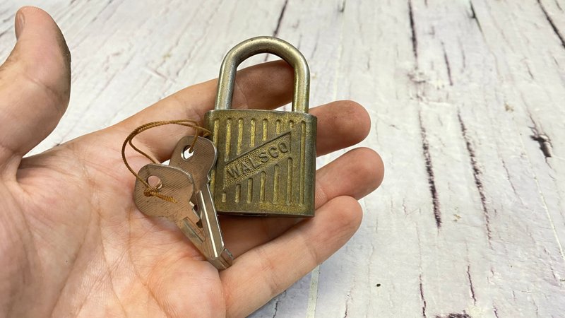 带钥匙的复古锁旧箱回收 Walsco 古董挂锁实心金属 - 其他 - 其他金属 