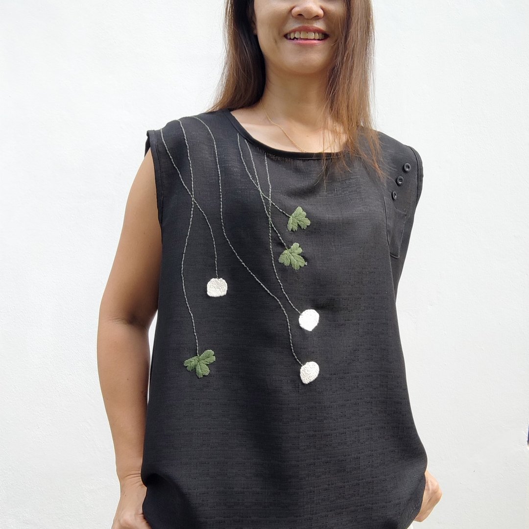 ฺBlack Sleeveless Top Embroidery - 女装上衣 - 棉 黑色
