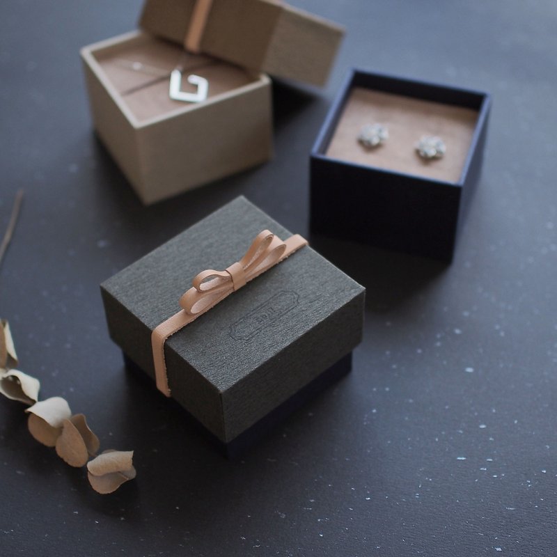 Engravable/Chill (black) 55x55mm Bow ribbon Convey your feelings Genuine leather gift box - 包装材料 - 纸 黑色