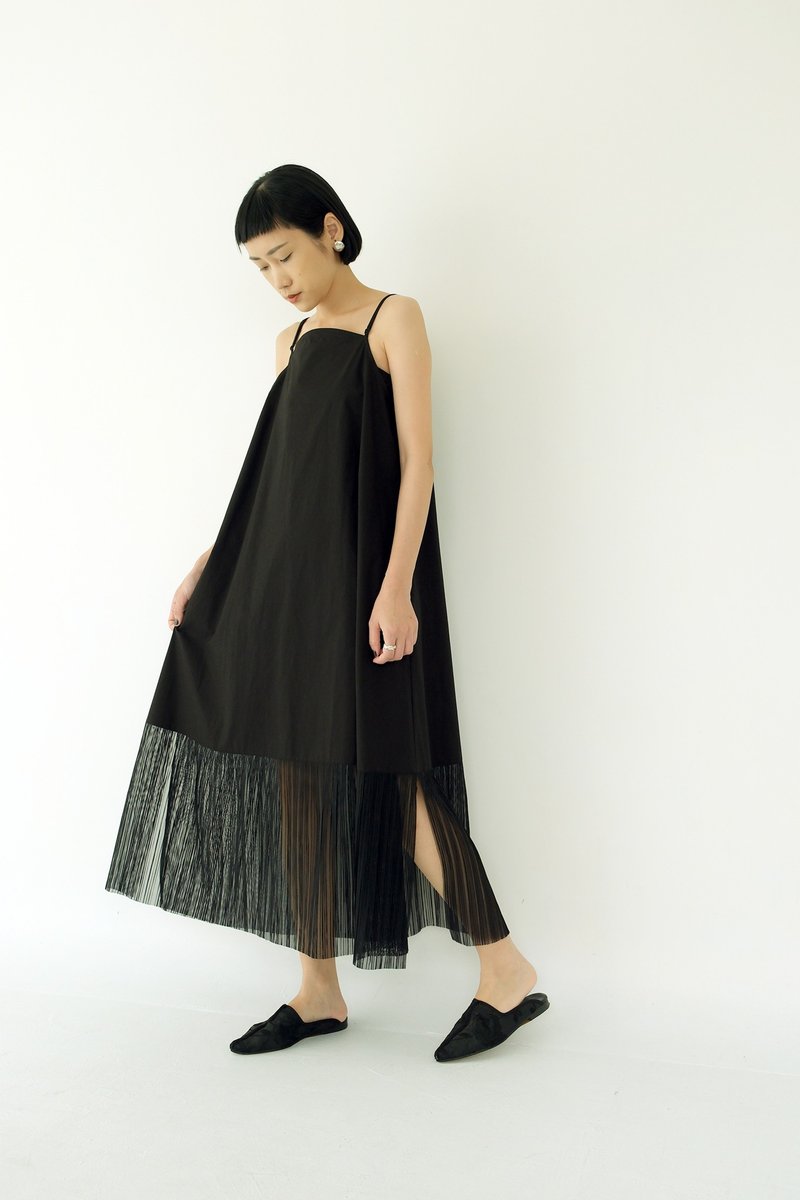 川 衣 WEAR BEING  细肩衬裙洋装  黑  百折布料为不透纱版本 - 洋装/连衣裙 - 棉．麻 黑色