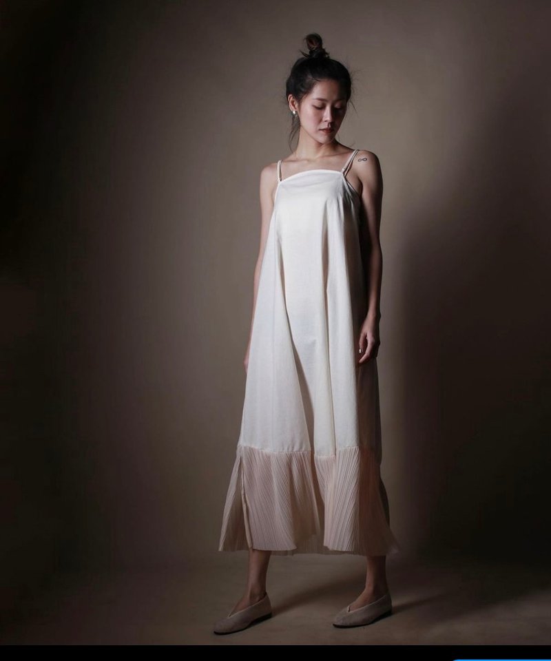 川 衣 WEAR BEING  细肩衬裙洋装 米色.黑色 - 洋装/连衣裙 - 棉．麻 黑色