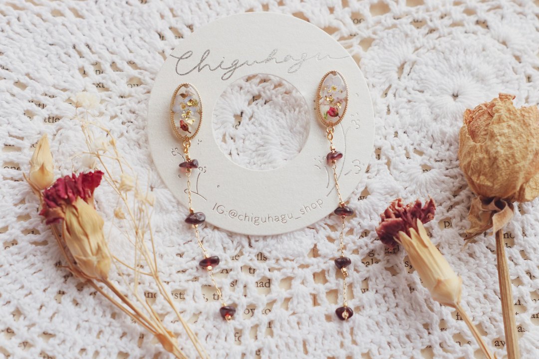 Delicate heart natural stone earrings - 耳环/耳夹 - 树脂 