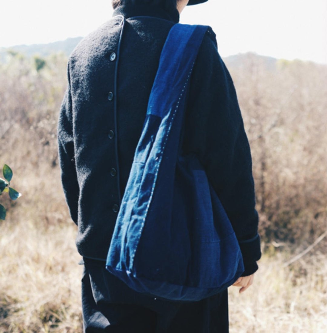 溫州板藍根藍靛染古布肩背包 深淺棉麻拼布款秋冬大背包托特包 - 手提包/手提袋 - 棉 蓝色