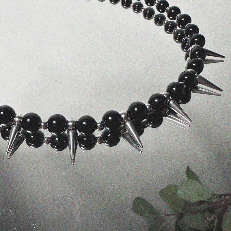 中性窝钉黑珠相间颈链Unisex Punk Studs & Black Beads Necklace - 颈链 - 其他材质 黑色