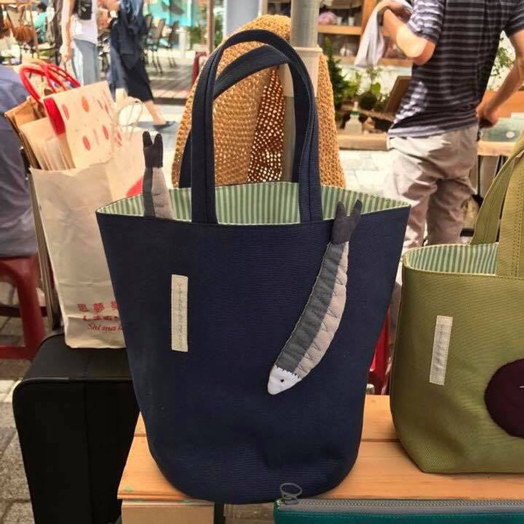 秋刀鱼手提袋/便当袋/深蓝底 - 手提包/手提袋 - 棉 蓝色
