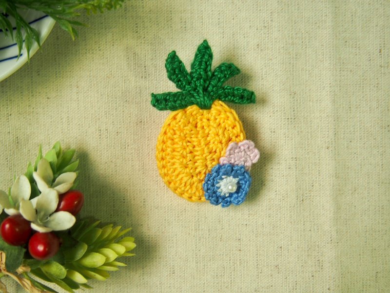 黄澄澄的凤梨别针 - 胸针 - 棉．麻 黄色