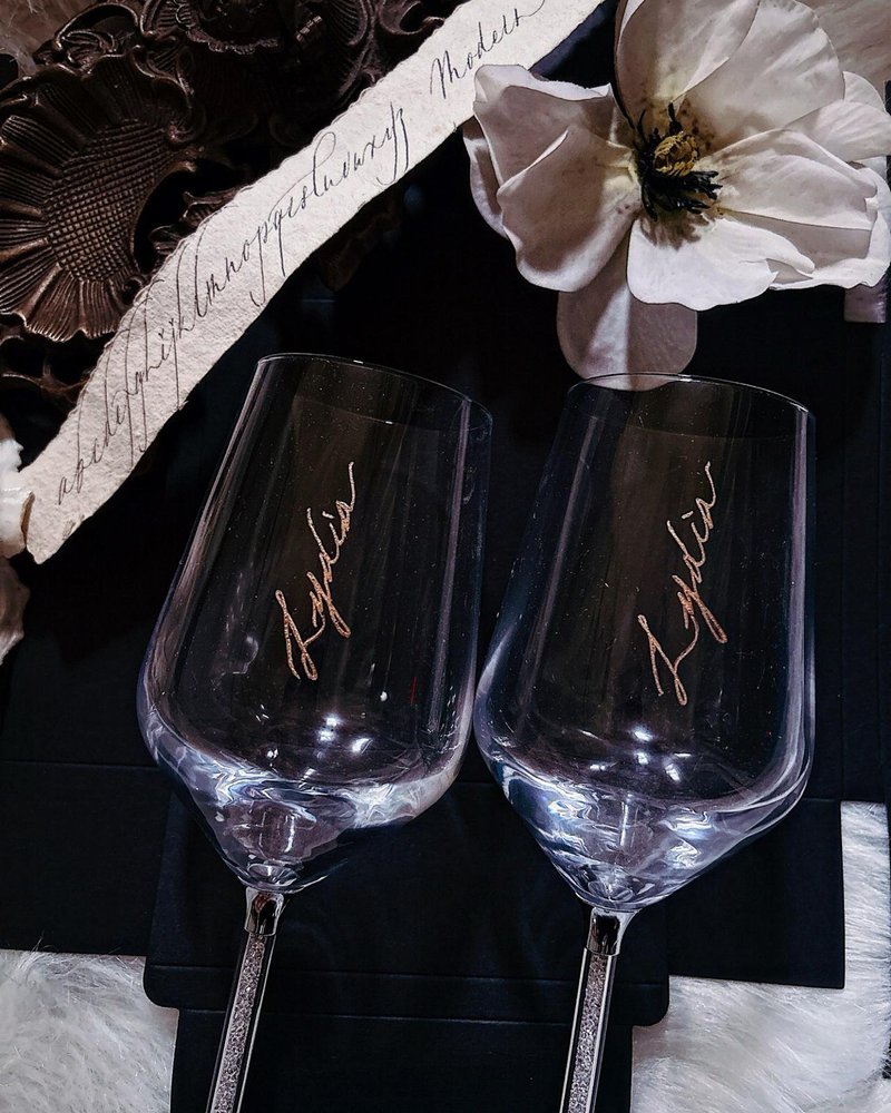 【定制化礼物】人手雕刻+ 上金色字 水晶酒杯一对 定制西洋书法 - 酒杯/酒器 - 玻璃 白色