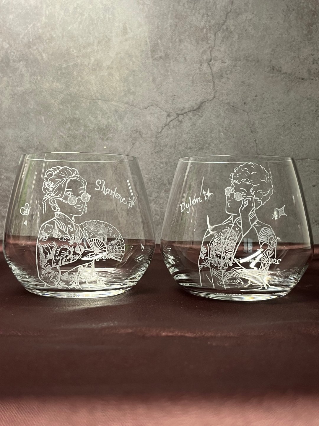 【定制结婚礼物】夫妻一人刻画一杯 对杯 插画 人物画 似颜绘雕刻 - 订制画像 - 玻璃 透明