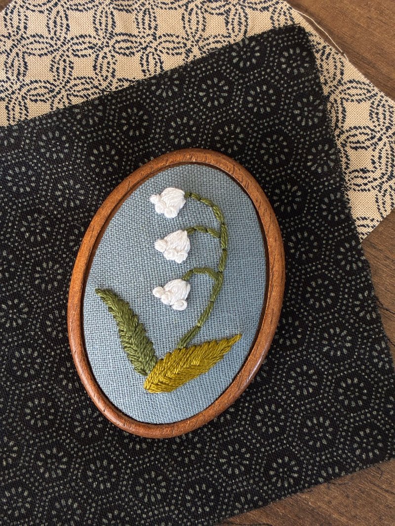 铃兰刺绣原木别针 - 徽章/别针 - 木头 多色